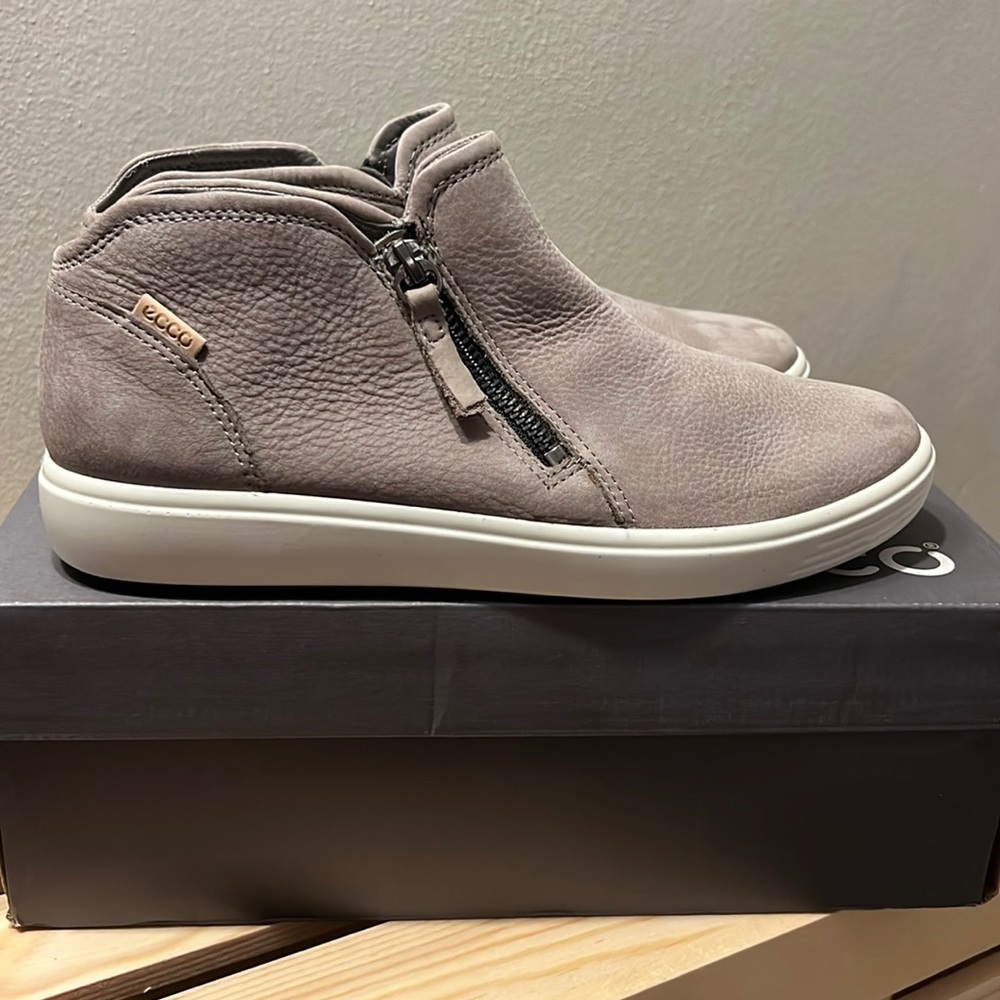 NIB Ecco women’s soft 7 bootie in grey, size EU 40